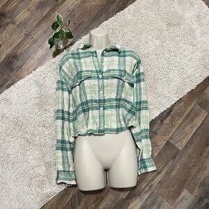 American Eagle Medium Green Plaid Long Sleeve Cropped Button Down Flannel Top
